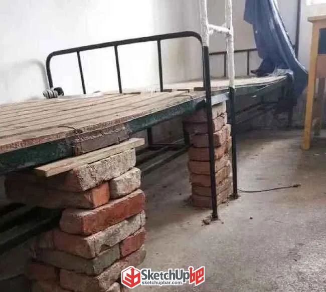 【趣聞】某高校宿舍居然是拿磚頭墊的？學(xué)生：我可能是住在建筑工地！ ...